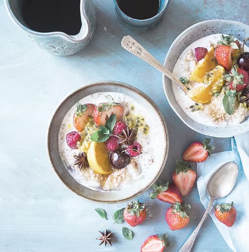 Bowls de iogurte com frutas vermelhas, laranja e granola