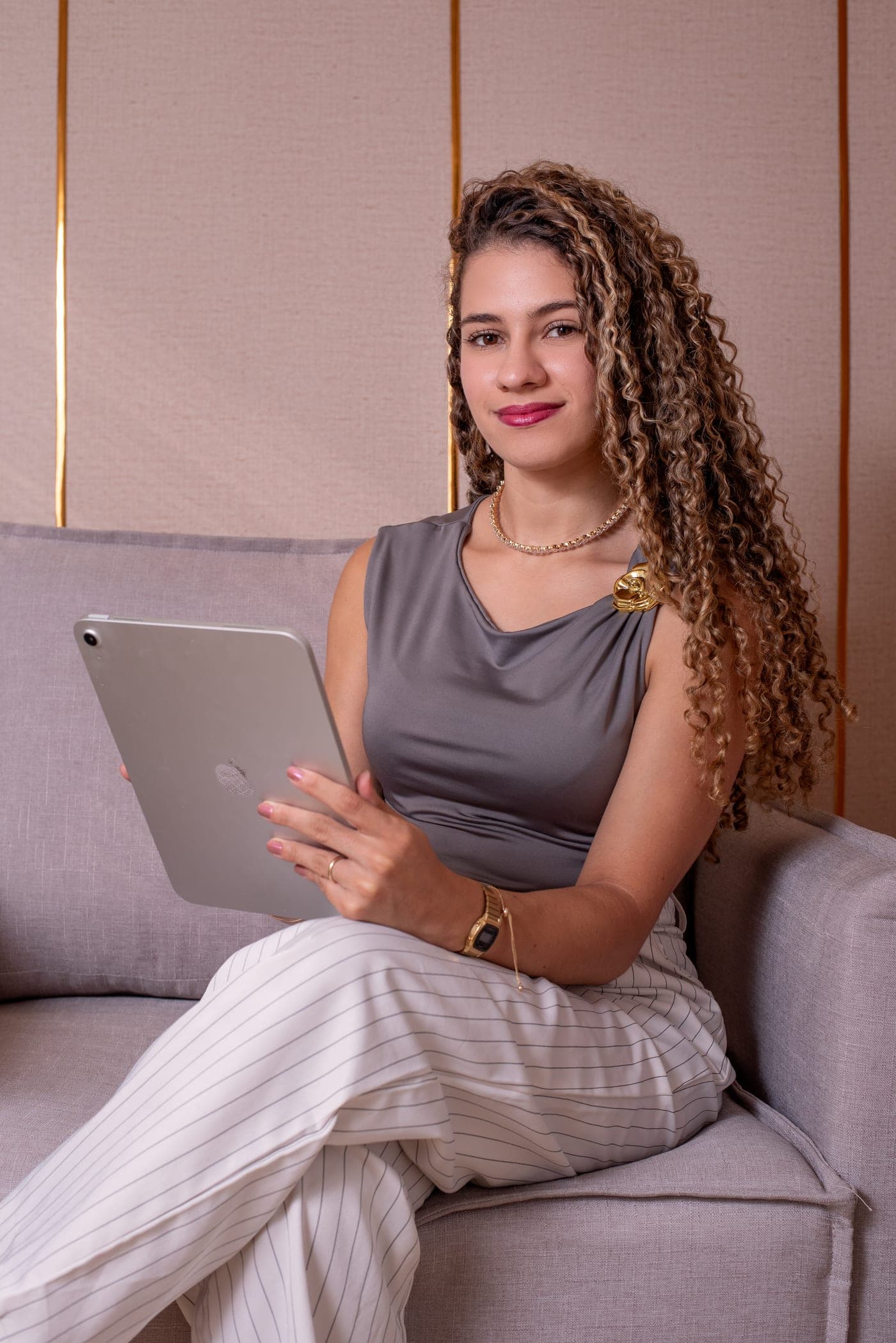 Vitória de Paula, psicóloga, sentada em uma poltrona na Clínica Matriori